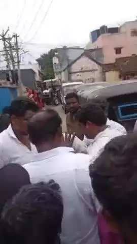 காட்பாடி: திமுக கட்சி பிரமுகரிடம் திருட முயன்றவருக்கு தர்ம அடி - தாராபடவேடில் முதல்வரை வரவேற்க காத்திருந்தபோது சம்பவம், வீடியோ வைரல்