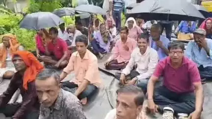 ଭୋଗରାଇ: ମଣ୍ଡିରୁ ଧାନ ନଉଠିବା ନେଇ ୫୭ ନମ୍ବର ରାଜ୍ୟ ରାଜପଥ ବାଉଁଶଡିହା ନିକଟରେ ଚାଷୀଙ୍କ ରାସ୍ତାରୋକ