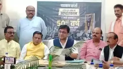 लखीमपुर: जिला सहकारी बैंक में आपातकाल की 50वीं वर्षगांठ पर प्रभारी मंत्री नितिन अग्रवाल ने की प्रेस कॉन्फ्रेंस