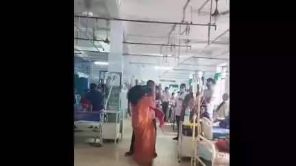 কৃষ্ণনগর ১: মানসিক ভারসাম্যহীন রোগীকে বেধড়ক মারধোর হাসপাতাল কর্মীর,ভাইরাল ভিডিও ঘিরে চাঞ্চল্য শক্তিনগর জেলা হাসপাতালে