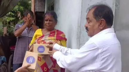বারুইপুর: বাড়ি বাড়ি জগন্নাথ ধামের প্রসাদ তুলে দিলেন বারুইপুর নয় নম্বর ওয়ার্ডের কাউন্সিলর