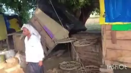 जसराना: आलमपुर पुलिया पर रखे लकड़ी के खोखे पलटने को लेकर दुकानदारों ने पुलिस में की शिकायत