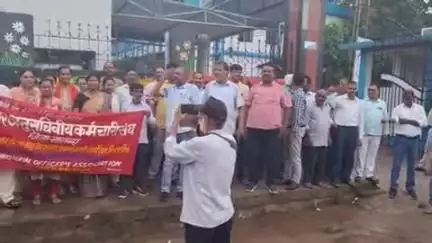 बिहार: बिहार अनुसचिवीय कर्मचारी संघ के बैनर तले कर्मचारियों ने मांगों को लेकर समाहरणालय में किया प्रदर्शन