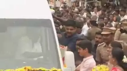 காட்பாடி: "திராவிட அரசன்" - விருதம்பட்டு பகுதியில் தொண்டரின் குழந்தைக்கு பெயர் சூட்டிய தமிழக முதல்வர்