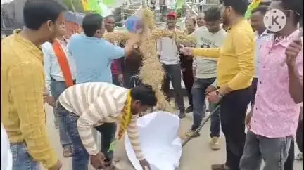 खूंटी: नेताजी चौक, खूंटी में जेएलकेएम ने मांडू विधायक का पुतला दहन किया