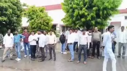 सीतापुर: खाद खुदरा व्यापारी संगठन ने जिलाधिकारी कार्यालय में अपनी मांगों को लेकर किया प्रदर्शन, दिया ज्ञापन