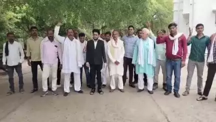 महोबा: कलेक्ट्रेट में यादव महासभा ने इटावा में यादव कथावाचकों के उत्पीड़न पर प्रदर्शन कर दोषियों पर बुलडोजर कार्रवाई की मांग की