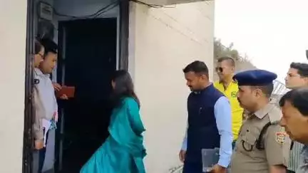 पौड़ी: जिलाधिकारी ने खोलाचौरी में राजस्व कार्यालयों का किया औचक निरीक्षण, दिए सख़्त निर्देश