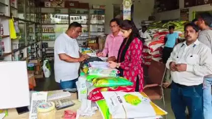 सिहोरा: सिहोरा में बीज लाइसेंस के बिना कंपनी के बीजों का किया जा रहा था विक्रय, विक्रेताओं को नोटिस जारी