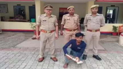 चरखारी: ग्राम रिवई के पास थाना चरखारी पुलिस टीम ने अवैध तमंचा व ज़िंदा कारतूस के साथ 1 अभियुक्त को किया गिरफ्तार
