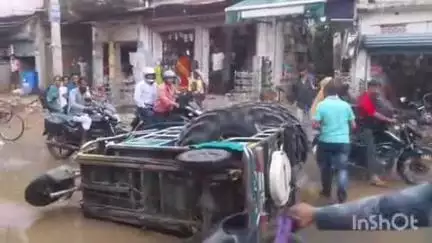 बौंसी: डैम रोड पर सड़क के गड्ढे में बारिश का पानी भरने से टोटो पलटा, कई जगहों पर जलजमाव