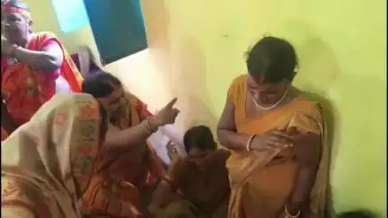 झरिया/जोरापोखर/सिंदरी: नुनुडीह: चैन छीनकर भाग रही 6 महिलाओं को यज्ञ में शामिल महिलाओं ने पकड़ा, चप्पलों से की पिटाई