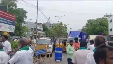 மயிலாப்பூர்: ரூ.500 கோடி கொடுங்க அண்ணாசாலையில் திடீர் சாலை மறியல் போராட்டத்தில் ஈடுப்பட்ட விவசாயிகள்