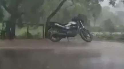 মুরারই ২: ঝড়ো হাওয়ার সাথে শুরু হয়েছে বৃষ্টি মুরারই ২ ব্লকের পাইকর এলাকায় জুড়ে
