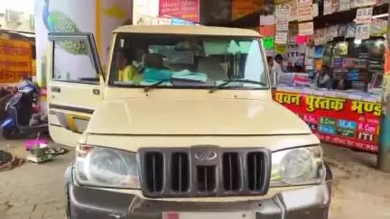 लखीमपुर: हीरालाल धर्मशाला ओवरब्रिज के नीचे खड़ी फिटनेस-बीमा रहित बोलेरो, पुलिस के हस्तक्षेप से हटाई गई, परिवहन विभाग पर उठे सवाल