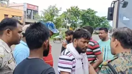 মেদিনীপুর: বেপরোয়া গতিতে বালি লরি ছোটো রাস্তা থেকে উঠলো জাতীয় সড়কে উঠলো হঠাত, রুপনারায়নপুরে নিয়ন্ত্রণ হারালো সরকারি বাস