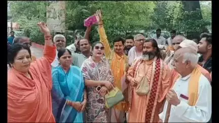 मथुरा: वृंदावन में साधु संतों की बैठक में दिनेश फलाहारी ने अखिलेश यादव पर साधा निशाना