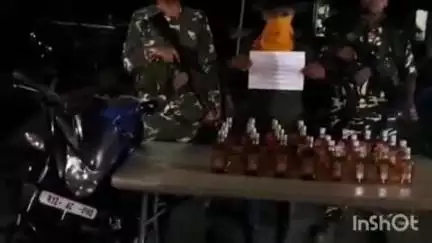मधवापुर: एसएसबी कैम्प के जवानों ने 29 बोतल शराब और बाइक के साथ एक धंधेबाज को किया गिरफ्तार