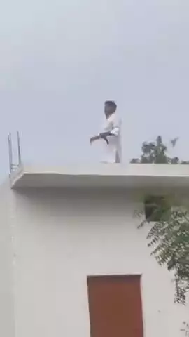 सवायजपुर: खसौरा गांव में रास्ते से निकलने को लेकर दो पक्षों में हुआ पथराव, फायरिंग का भी आरोप, वीडियो हुआ वायरल