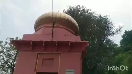 कर्वी: मंदाकिनी नदी के ब्रिज के नीचे बना भगवान शिव का प्राचीन मंदिर, श्रद्धालु बड़ी संख्या में पूजते हैं
