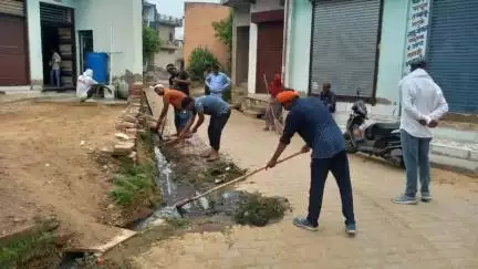 नारनौल: जिला महेंद्रगढ़ के विभिन्न गांवों में जनभागीदारी से स्वच्छता अभियान चलाया जा रहा है