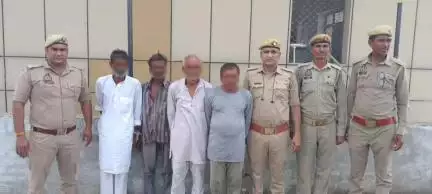 कालपी: गंभीर मामलों में फरार चार आरोपी कदौरा पुलिस के हत्थे चढ़े, सभी को गिरफ्तार कर न्यायालय में किया पेश