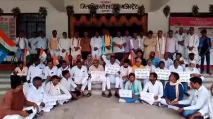 ज्ञानपुर: कांग्रेस जनों ने कलेक्ट्रेट पहुंचकर गरीब बच्चों की शिक्षा को लेकर उठाई मांग, सौंपा ज्ञापन