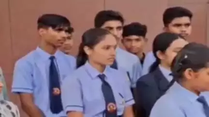 साजा: इंग्लिश मीडियम राठी स्कूल बेमेतरा के सैकड़ों छात्र-छात्राएं शिक्षकों की मांग को लेकर पहुंचे कलेक्ट्रेट