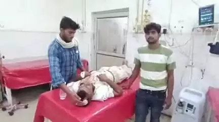 बदायूं: रावतपुर गांव में पुरानी रंजिश के चलते चार लोगों ने एक व्यक्ति को लाठी, डंडा और फरसा मारकर किया घायल