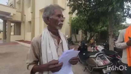 विदिशा नगर: त्योंदा थाना के ग्राम पैरवासा में बुजुर्ग ने एसपी कार्यालय में की अपने बेटे की शिकायत