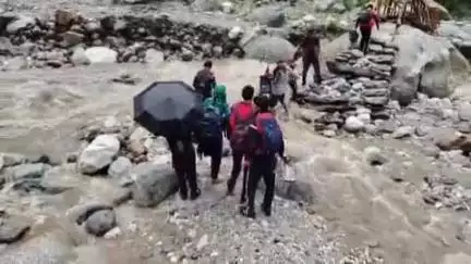 निरमंड: कुर्पण खड्ड के जलस्तर बढ़ने से अस्थाई पुलिया को खतरा