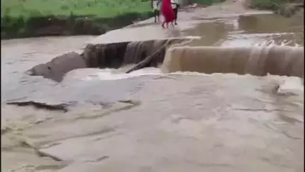 जौरा: जौरा थाना क्षेत्र के मुकुंदा ग्राम में तेज बहाव से सोन नदी का रपटा टूटा, बड़ा हादसा टला