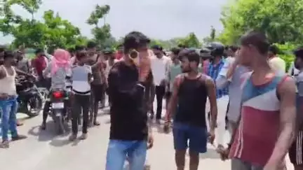 सिंघिया: बेहट गांव के पास अज्ञात वाहन की टक्कर से बाइक सवार युवक की मौत, एक घायल