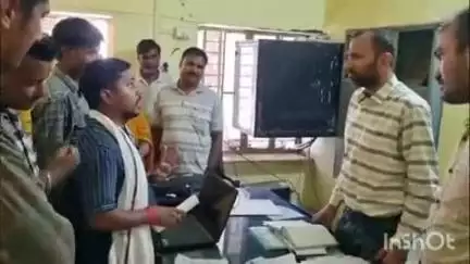 बारां: वार्ड नंबर 22 चरीघाट क्षेत्र के लोगों ने जलदाय विभाग के एईएन को दूषित पानी की समस्या को लेकर ज्ञापन दिया