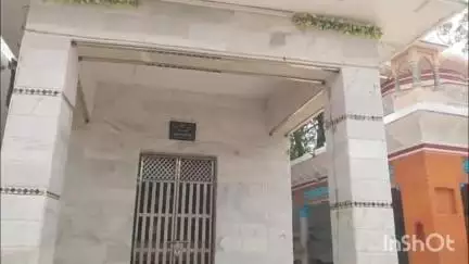 कर्वी: मंदाकिनी घाट किनारे स्थित एक नए मंदिर में गर्भगृह के अंदर मौजूद है दिव्य शिवलिंग