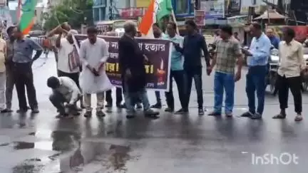 বর্ধমান ১: কালীগঞ্জে তৃণমূলের বিজয় মিছিল থেকে বোমার আঘাতে শিশু হত্যাকাণ্ডের প্রতিবাদে ছোটনীলপুর মোড়ে পথ অবরোধ ও বিক্ষোভ কংগ্রেসের
