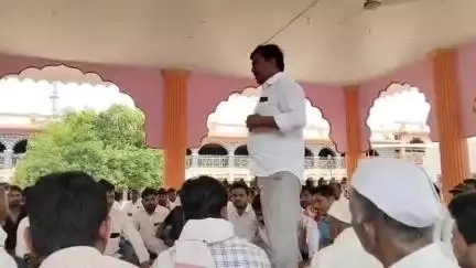 शिरूर कासार: श्री क्षेत्र नारायण गडाचे उत्तराधिकारी आम्हाला मान्य नाहीत, गडावर भक्त आक्रमक