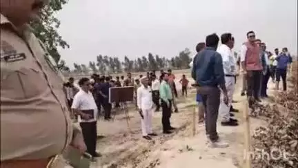 दातागंज: दातागंज क्षेत्र में रामगंगा पर बाड़खंड द्वारा कराए गए तटबंध का जिलाधिकारी ने किया निरीक्षण