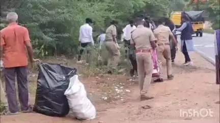 மேட்டுப்பாளையம்: கோத்தகிரி சாலையில் வீசி எறியப்பட்ட பிளாஸ்டிக் கழிவுகள் மற்றும் மது பாட்டில்களை கல்லூரி மாணவிகள் அப்புறப்படுத்தினர்