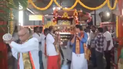 పత్తికొండ: ఉరుకుంద ఈరన్న స్వామి దేవాలయంలో పల్లకి సేవలో పాల్గొన్న ఆర్డీవో భరత్ నాయక్