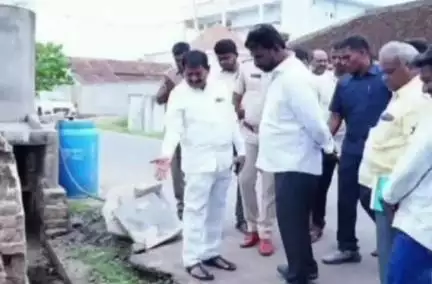 కొండపి: తూర్పునాయుడుపాలెంలో పర్యటించి డ్రైనేజీ వ్యవస్థపై అసహన వ్యక్తం చేసిన మంత్రి స్వామి