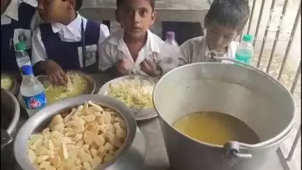 মথুরাপুর ২: দিঘিরপাড় বকুলতলা অবৈতনিক প্রাথমিক বিদ্যালয়ের পক্ষ থেকে মিড ডে মিলে ছাত্র-ছাত্রীদের ফল আহারের ব্যবস্থা করা হয়েছে