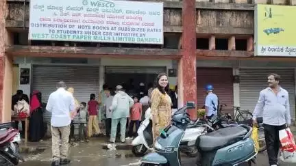 ದಾಂಡೇಲಿ: ವೆಸ್ಟ್ ಕೋಸ್ಟ್  ಕಾಗದ ಕಾರ್ಖಾನೆಯಿಂದ ರಿಯಾಯಿತಿ ದರದಲ್ಲಿ ನೋಟು ಬುಕ್, ವಿದ್ಯಾರ್ಥಿಗಳಿಗೆ ಉಚಿತ ಸ್ಕೂಲ್ ಬ್ಯಾಗ್ ವಿತರಣೆ