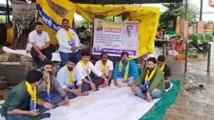 करवीर: कसबा बावडा येथील भाजी मंडईतील असुविधांविरोधात 'आप'चे ठिय्या आंदोलन