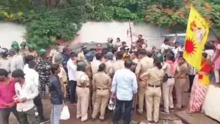 जालना: शहरातील छत्रपती शिवाजी महाराज चौकातील अतिक्रमण हटविण्यास महिलांचा विरोध, पोलिसांचा महिलांवर सौम्य लाठीचार्ज