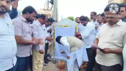 చెన్నూరు: నియోజకవర్గంలో విస్తృతంగా పర్యటించి పలు అభివృధి పనులకు శంకుస్థాపన చేసిన కార్మిక, మైనింగ్ శాఖ మంత్రి వివేక్ వెంకటస్వామి