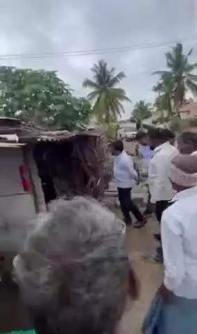 ಲಕ್ಷ್ಮೇಶ್ವರ: ಕುಂದ್ರಳ್ಳಿ ಗ್ರಾಮದಲ್ಲಿ ಮಳೆಯಿಂದ ಮನೆಗಳಿಗೆ ಹಾನಿ, ಶಾಸಕ ಡಾ. ಚಂದ್ರು ಲಮಾಣಿ ಭೇಟಿ, ಪರಿಶೀಲನೆ