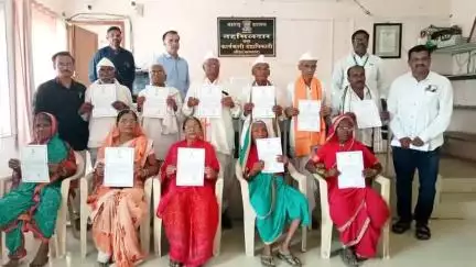 औंढा नागनाथ: आणीबाणी काळात लढा देणाऱ्या व्यक्तींचा मुख्यमंत्री यांच्या स्वाक्षरीचे सन्मानपत्र देऊन औंढा तहसील कार्यालय येथे सन्मान