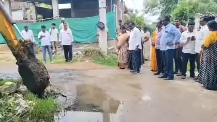 పట్టణంలోని 11వ వార్డులో డ్రైనేజీల్లో పూడికను తీయించిన ఎమ్మెల్యే కొలికపూడి శ్రీనివాసరావు