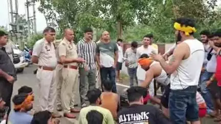रोहतक: गौ रक्षक सेवा दल ने भिवानी रोड पर गायों को छोड़ने व तस्करी करने वालों के खिलाफ किया प्रदर्शन